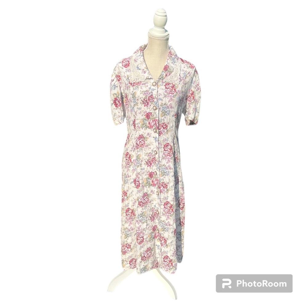 Vintage Floral Print Maxi Dress with Gold Buttons and Lace Details on Collar